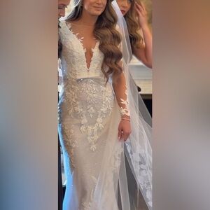 Pronovias White Lace Wedding Dress (Veil Included)